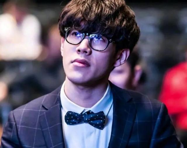 Liangchen , Jax, 和恶魔领主绕过 Baiye ，他的输出达到了最大值。 Bilibili Gaming 和 Weibo Gaming 打成平局。