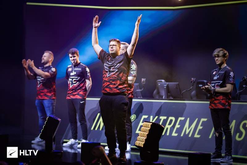 LPL 主持人席冉分享了2014 MSI决赛采访归还图片：再见成都，再见2025年的MSI