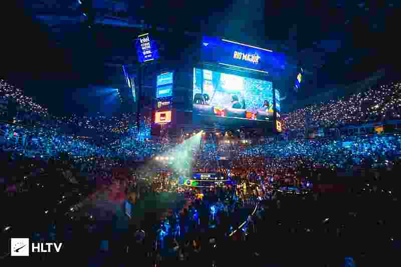 LPL解说Rita晒照：今天不下雨 出去玩噜